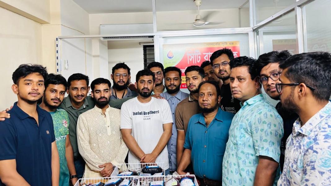 শতাধিক ব্যাগ রক্ত কুমিল্লা থেকে ঢাকায় পাঠালেন বিএনপি নেতা